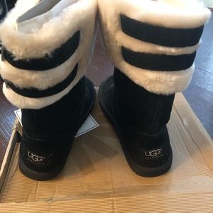 UGG KIDS BOOTS SZ 4